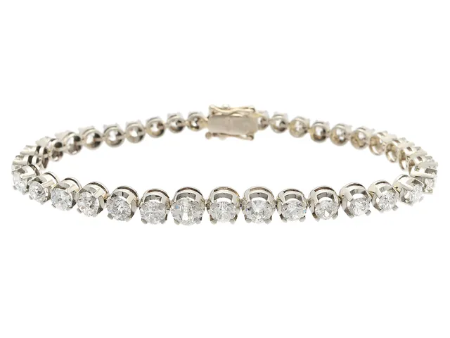 TENNISARMBAND, 18K vitguld, doserad, 37 gammalslipad diamanter ca 7,40 ctv, ca TW-TCa/VS-P, längd 18 cm, vikt 14,8 g, ej rodinerad, flera diamanter har nagg och skador.