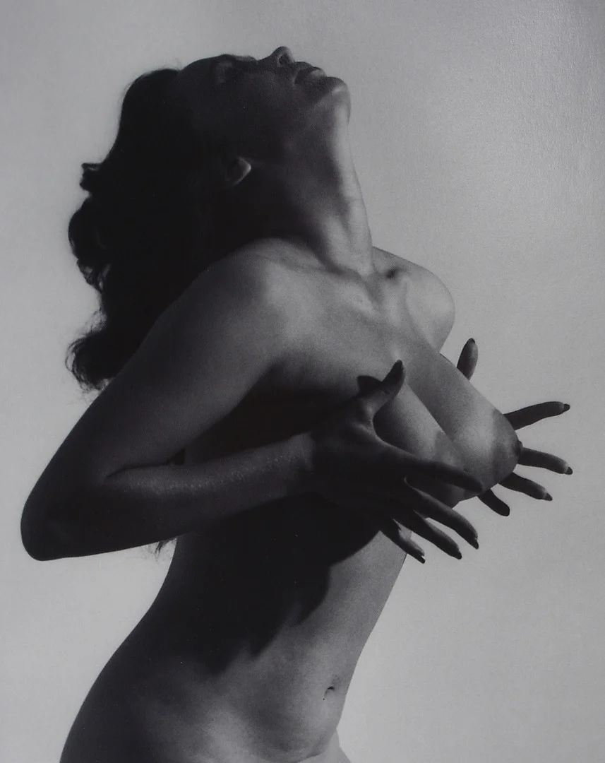 ANDRÉ DE DIENES. Nakenstudie, svartvitt fotografi. One West Publishing. — Photography — Helsingborgs Auktionskammare