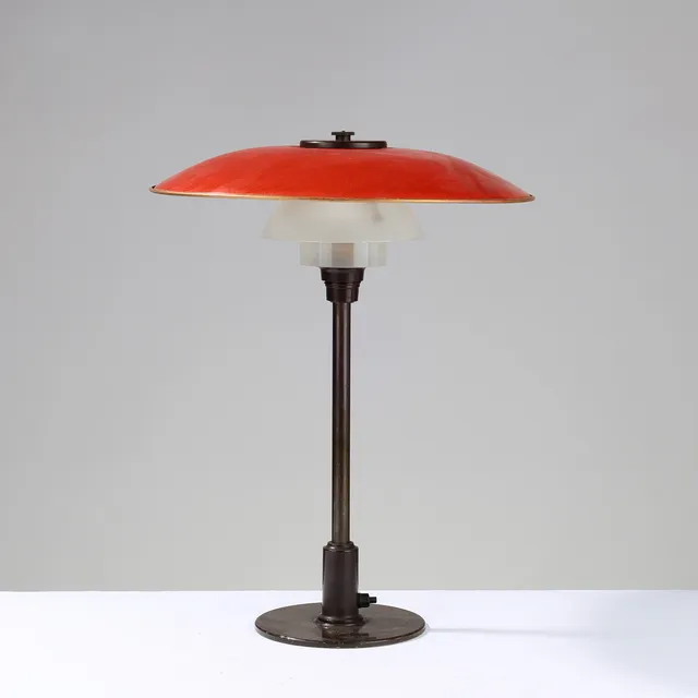 POUL HENNINGSEN. "PH 3,5/2", bordlampe af bruneret messing og bakelit med skærme af rødlakeret zink og matglas, Louis Poulsen, Danmark, 1940'erne.