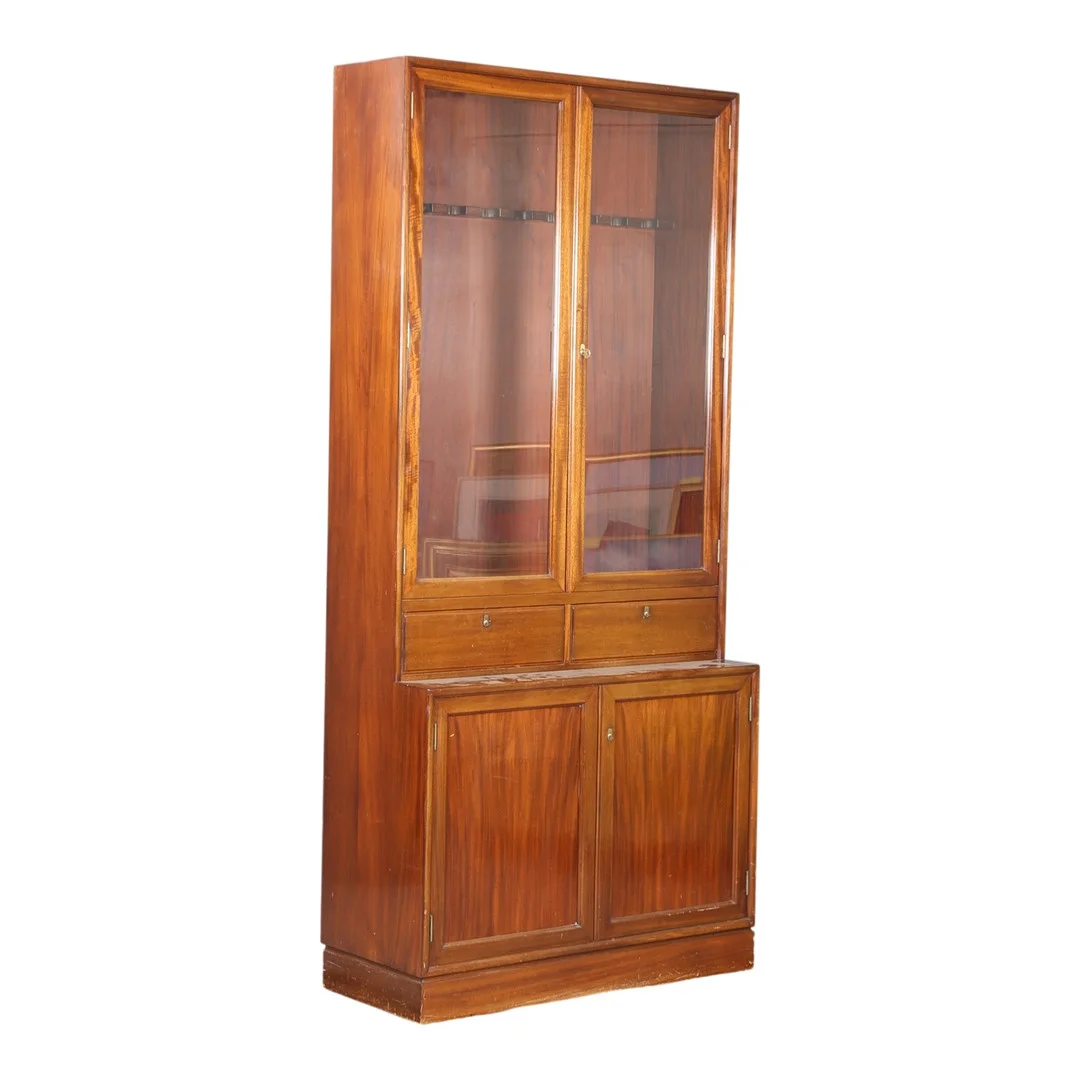 Våbenskab af massiv mahogni, 1900-tallets midte. — Cupboards, Cabinets & Shelves — Bidstrup Auktioner