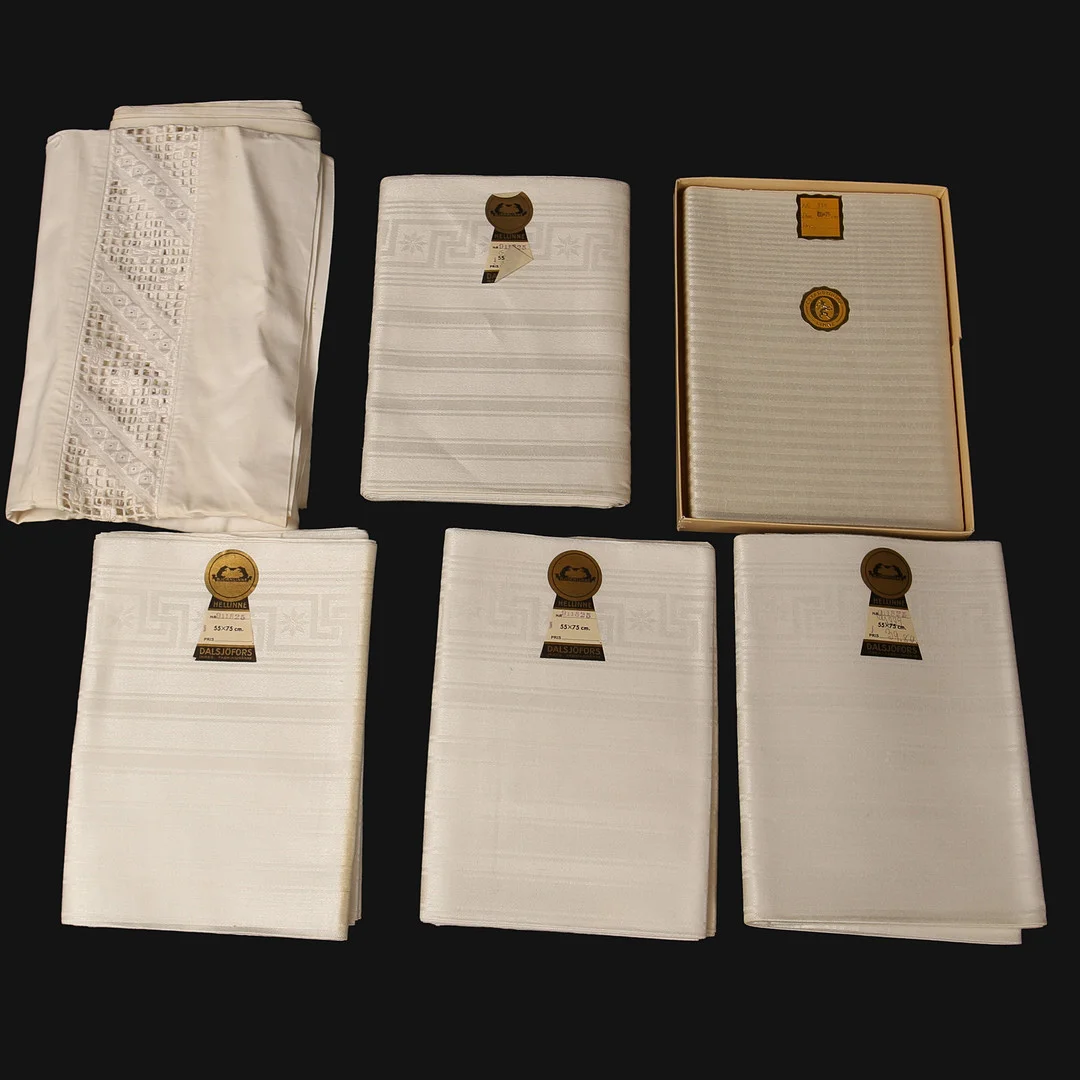 HANDDUKSVÄV, 5 buntar, hellinne, björnlinne, DALSJÖFORS. varav en OSKARSTRÖM. Originaletiketter. — Textiles — Limhamns Auktionsbyrå