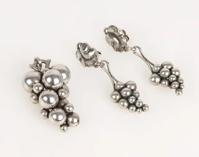 Georg Jensen: Moonlight Grapes earrings and pendant, sterling silver (3)