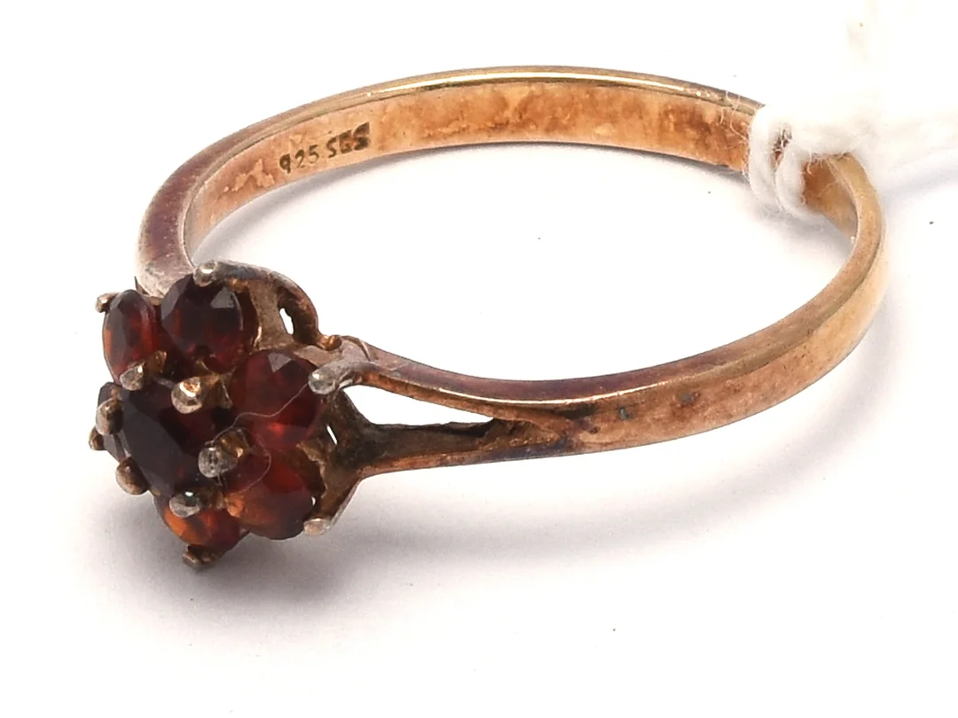 Ring S925 1,6g Ø17 med röda stenar, förgyllt — Smycken/Ring — Kaplans