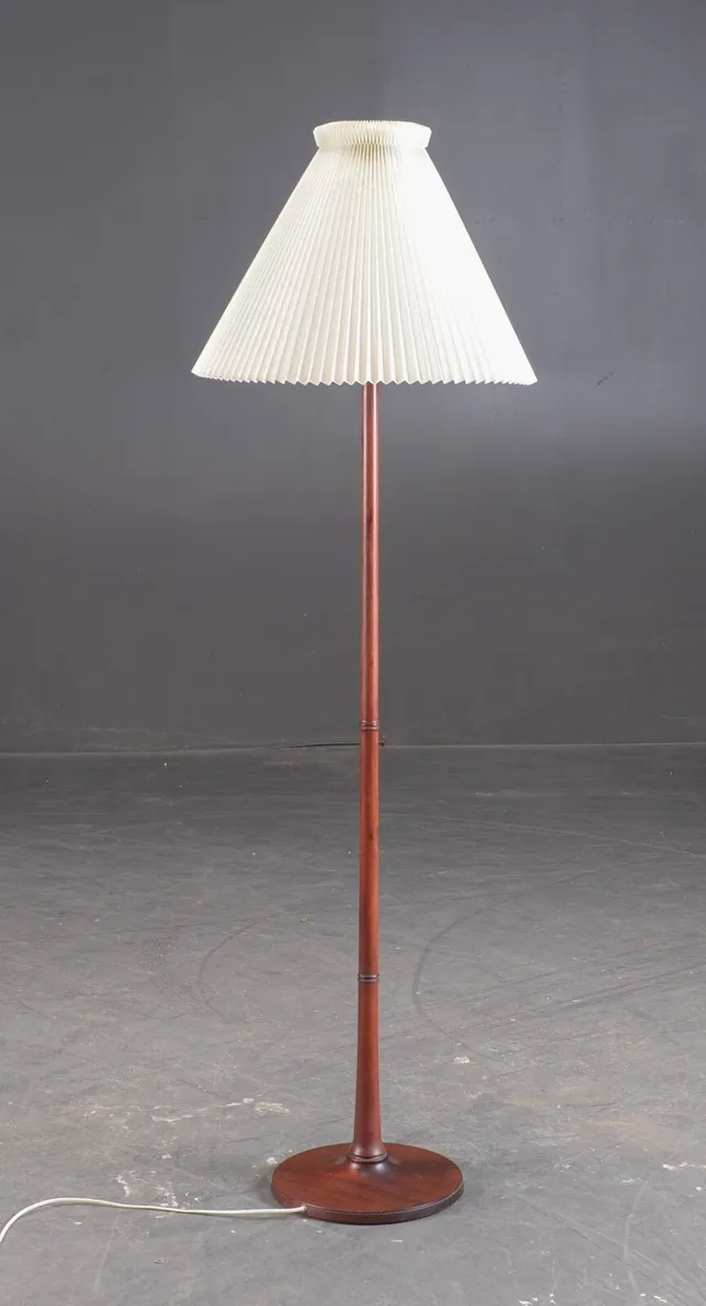 Esben Klint. Le Klint Standerlampe af mahogni model 301/27
