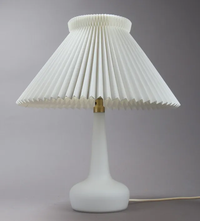 Esben Klint for Le Klint. Bordlampe af hvidt mat glas med plisseret skærm af plast, model 311