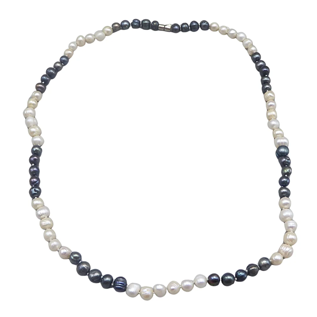 ZWEIFARBIGE SÜSSWASSER-ZUCHTPERLENKETTE MIT ZYLINDERVERSCHLUSS. — Necklace — Auktionshaus Stuber's Hammerschlag