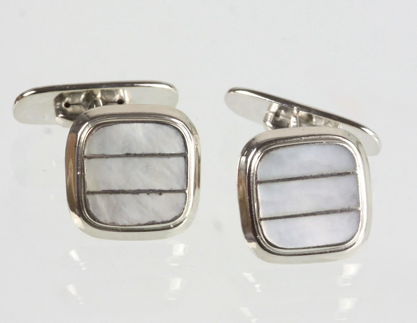 MANSCHETTENKNÖPFE, Perlmutt, Silber 835. — Cufflinks & Tie Pins — Auktionshaus Bossard