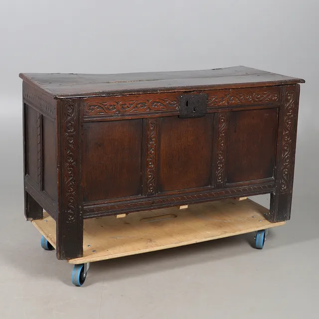A LATE 17TH CENTURY OAK COFFER.