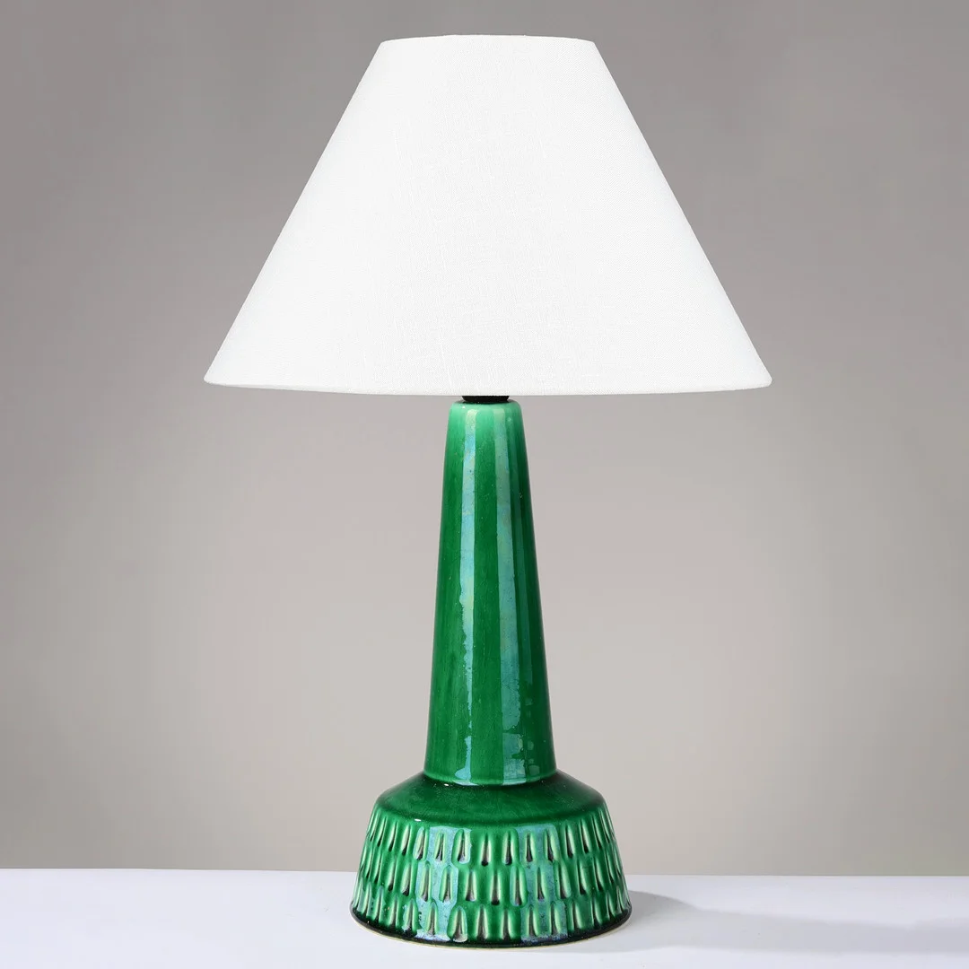 DANSK KERAMIK: Bordlampe af grønglaseret keramik, antageligt dansk lampefabrikant, 1950/60'erne. — Table Lamps — Palsgaard Kunstauktioner