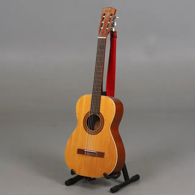 GITARR. Akustisk, nylonsträngad, Lando.