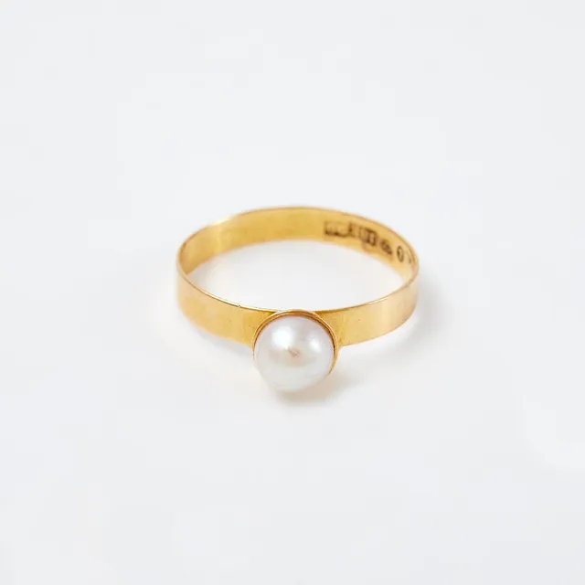 RING, 18 k guld, 1 odlad vit saltvattenspärla, Sten Gramens Guldsmide, Göteborg, 1966.