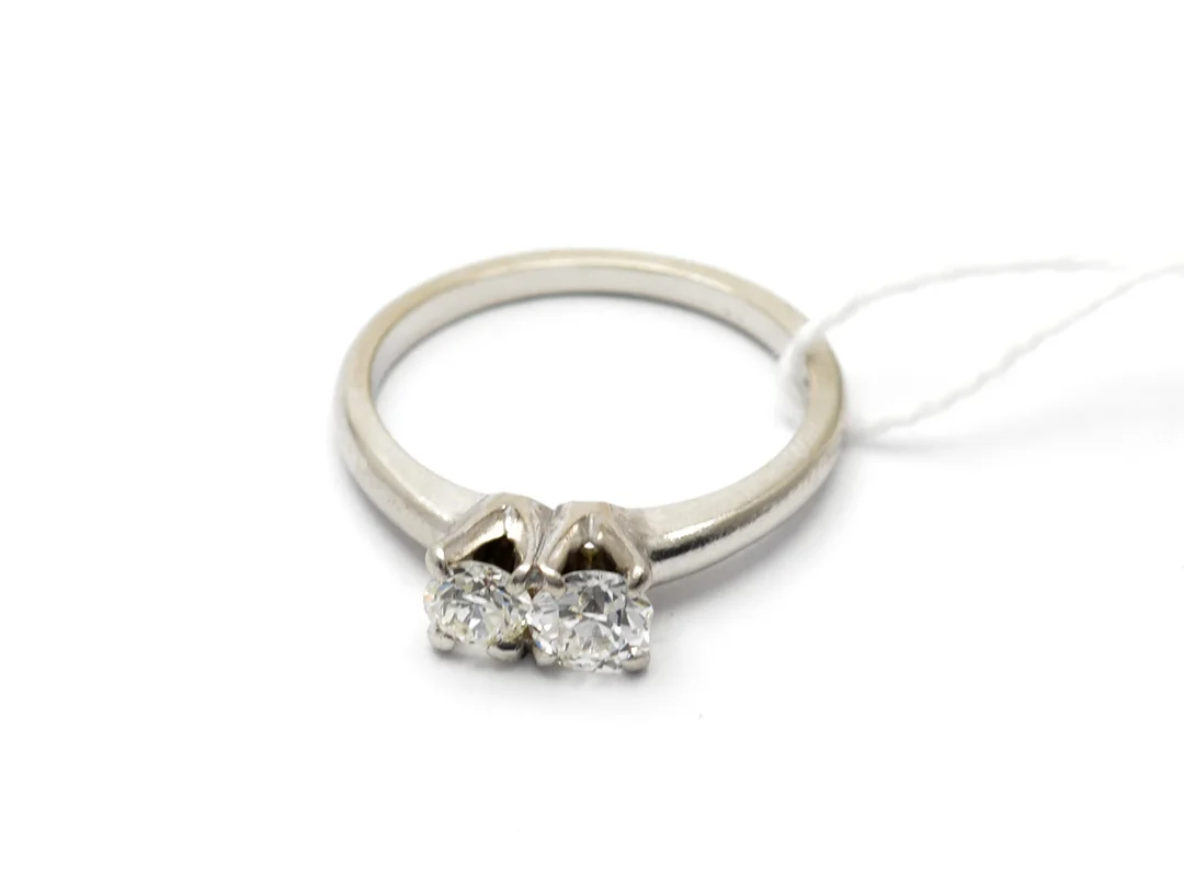 Ring Platina 5,1g Ø16¾ med diamanter äldre slipning 1xca.0,49ct nagg, 1xca.0,30ct — Smycken/Ring — Kaplans