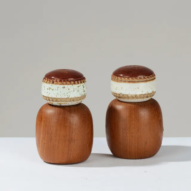 DAVID YORATH & KURT FRANZEN. Salt- og peberkværn af teak og glaseret keramik, Denby Pottery, Danmark og England, ca. 1970'erne, (2).