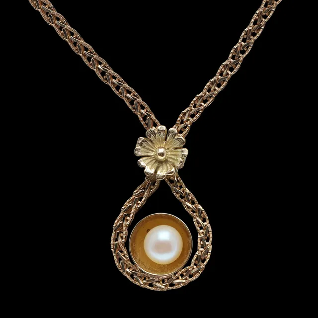 AN 18CT GOLD AND CULTURED PEARL NECKLACE.