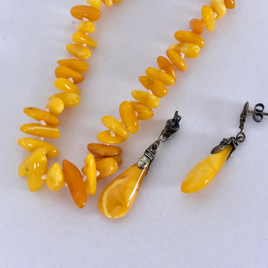 COLLIER SAMT ÖRGÄNGEN, bärnsten. — Necklace — Halmstads Auktionskammare
