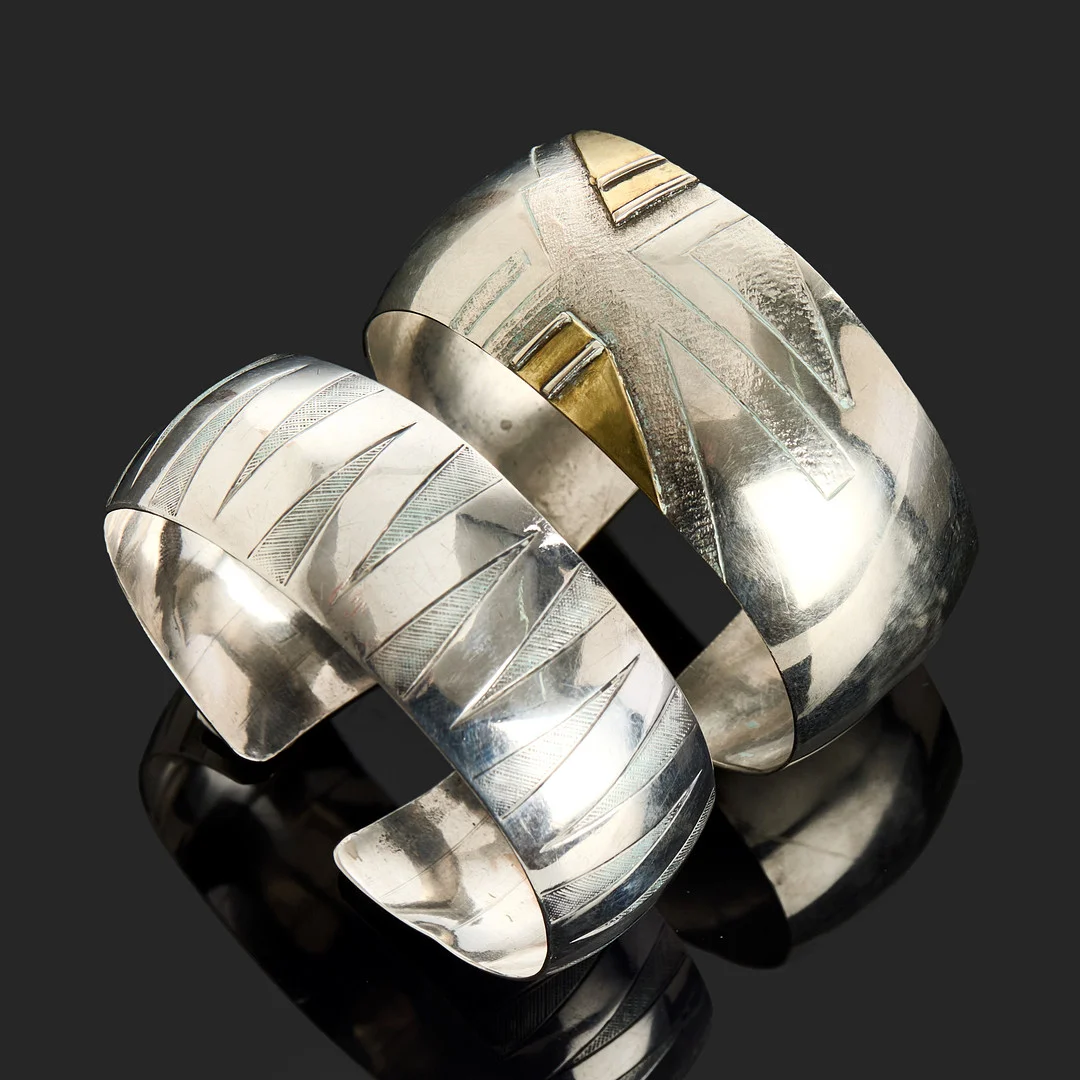 ARMRINGAR, 2 st, silver, reliefdekor. — Bracelets — Crafoord Auktioner Stockholm