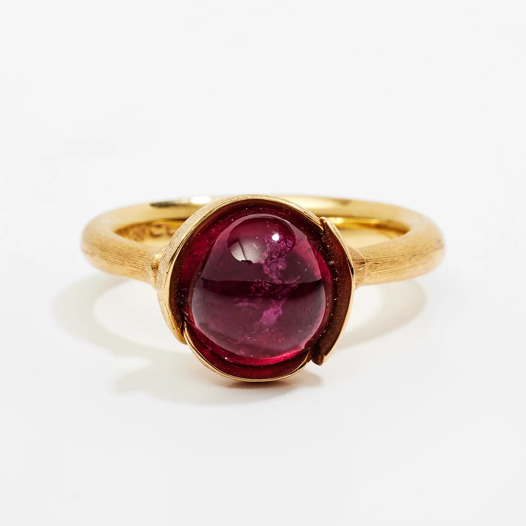 OLE LYNGGAARD, "Lotus", 18 k guld, cabochonslipad rubellit, röd turmalin. — Rings — Stockholms Auktionsverk Fine Art