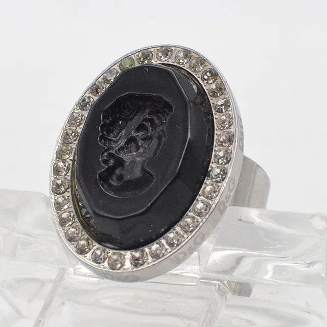 DOLCE & GABBANA, RING MIT KAMEE UND 32 ZIRKONEN, DAMENBÜSTE, NO. 17-18/ 57-58MM IM UMFANG, SPÄTES 20. JAHRHUNDERT.