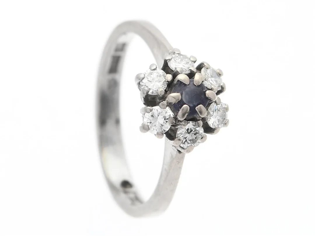 CARMOSÉRING, 18K vitguld, trolig ametist, 6 briljantslipade diamanter ca 0,48 ctv, TW-W/VS, Alton, Falköping 1974, stl 17,5 mm, vikt 4,3 g, ametisten är sliten. — Smycken/Carmoséring — Kaplans