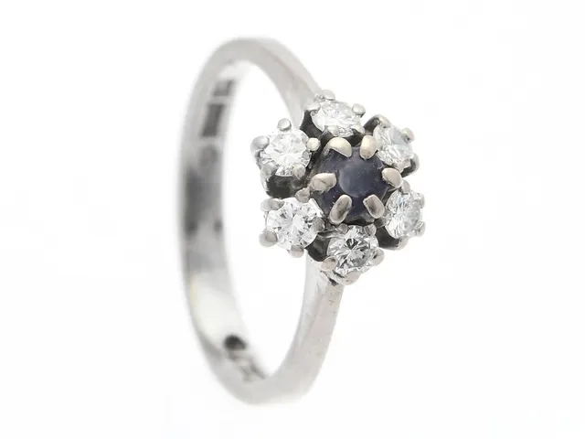 CARMOSÉRING, 18K vitguld, trolig ametist, 6 briljantslipade diamanter ca 0,48 ctv, TW-W/VS, Alton, Falköping 1974, stl 17,5 mm, vikt 4,3 g, ametisten är sliten.
