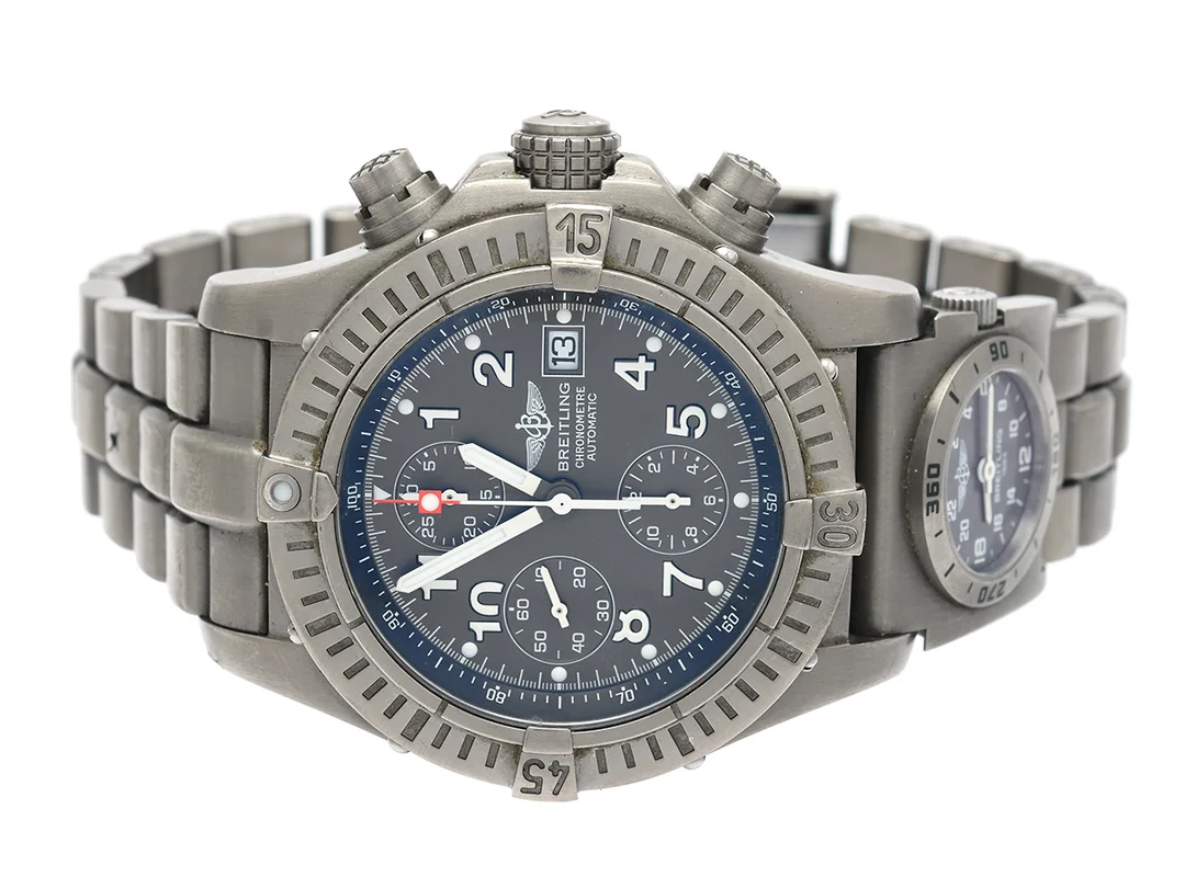 BREITLING, Chrono Avenger, Chronometre, Cal 13 (ETA 7750), Verk nr. 2065765, Serie nr. 2065765, Ref nr. E13360, Boett nr. 1805 B5, kronograf, herrur, 44 mm, titan, automatisk, safirglas, datum, skadad boett (buckla), UTC, Serie nr. 0777, Ref nr. E70176, titan, quartz, safirglas, 24-timmarsvisning, Professionallänk I, viklås, Ref nr. 1705/885 E, cert, juli 2005, box, ytterkartong. — Klockor/Breitling — Kaplans