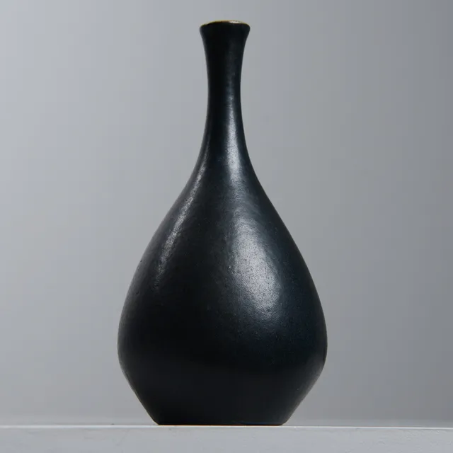 AGNE ARONSSON. Vas, egen studio, signerad.