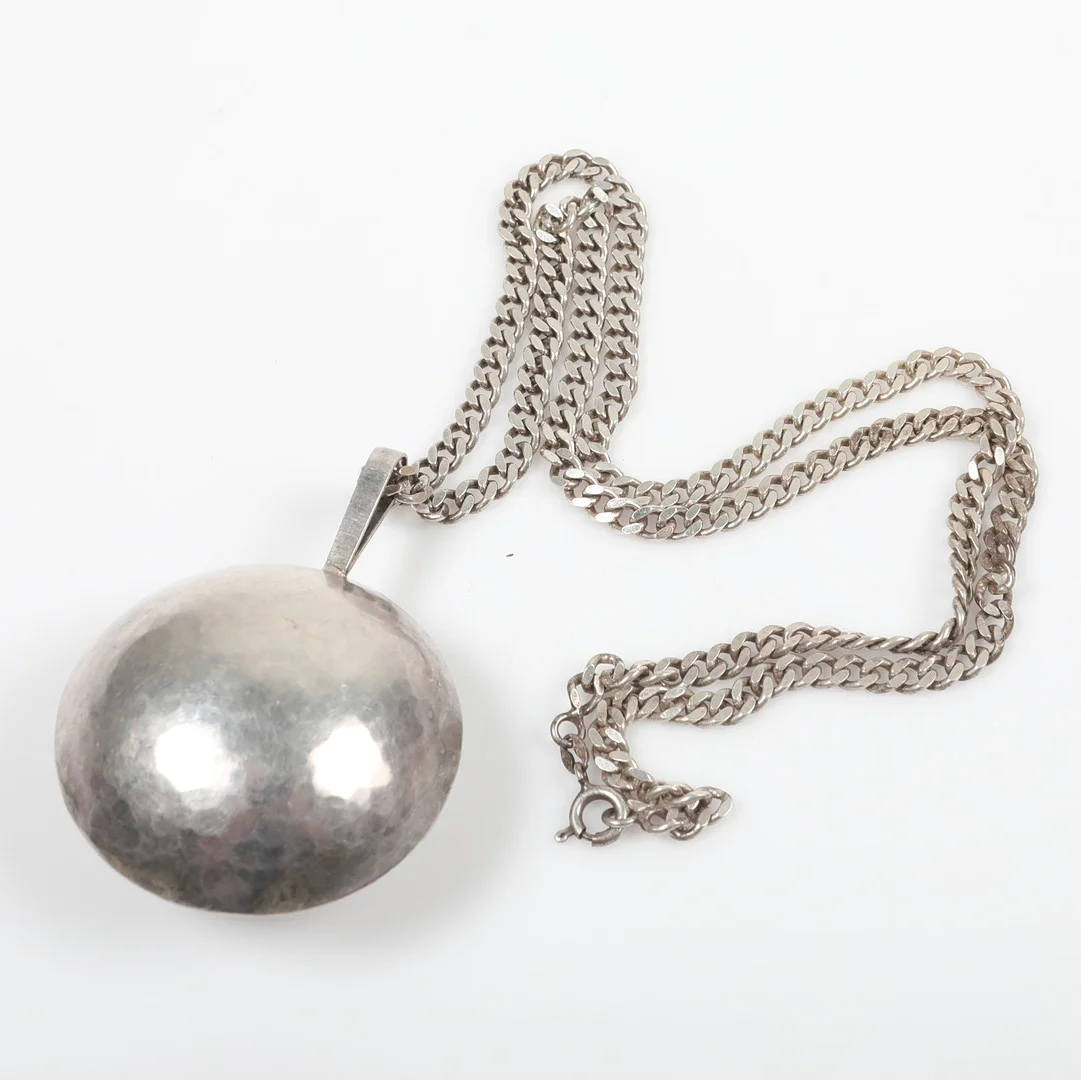 HÄNGE MED KEDJA, silver med hamrad dekor. — Brooches & Pendants — Helsingborgs Auktionskammare