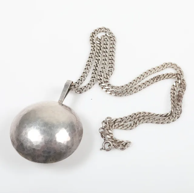 HÄNGE MED KEDJA, silver med hamrad dekor.
