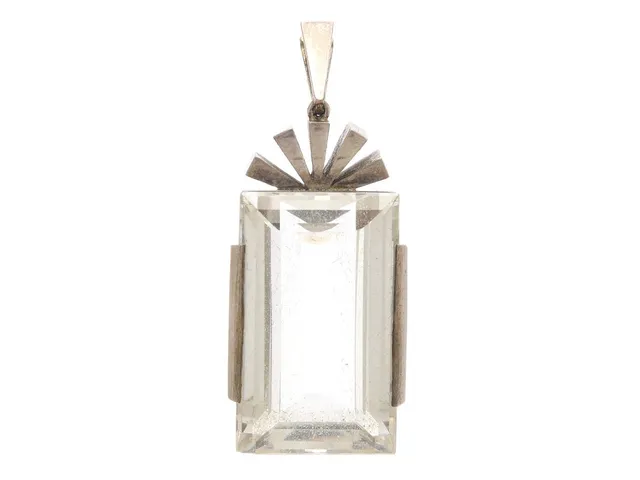 STIGBERT, hänge, sterlingsilver, bergskristall, Stockholm 1949, vikt 16,0 g, nagg på bergskristallen.