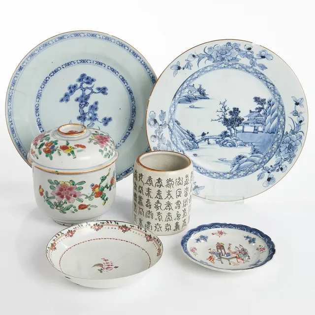 PARTI PORSLIN, 6 delar, Kina, mestadels Qianlong (1736-1795) samt sent 1900-tal, dekor i blåvit underglasyr, famille rose samt kalligrafi.