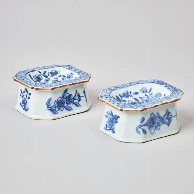 SALTKAR, ett par, Kina, Qianlong (1736-1795), konturerad kant, dekor av pioner och rutbård i underglasyrblått.