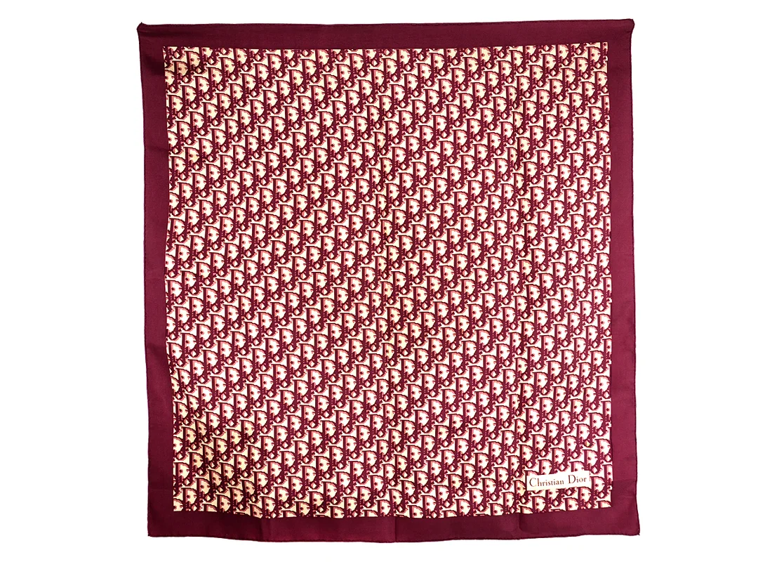 SCARF, CHRISTIAN DIOR, vinröd, beige, monogram, 100% siden, 75x75cm, någon fläck. — Accessoarer/Scarves — Kaplans