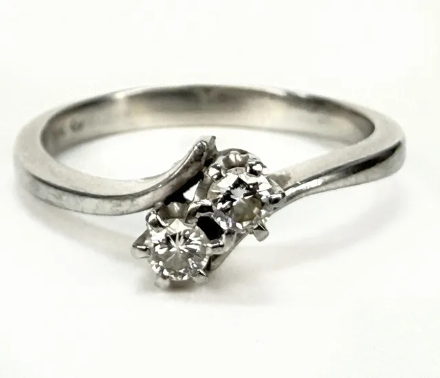 TVILLINGRING - Tidigt 1900 tal, 18K vitguld med diamanter totalt ca 0,20 ct, Totalvikt ca 3,80g.