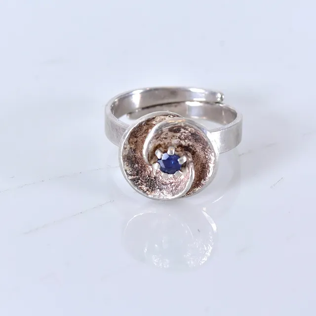 THERESIA HVORSLEV. ring, sterlingsilver med facettslipad safir.