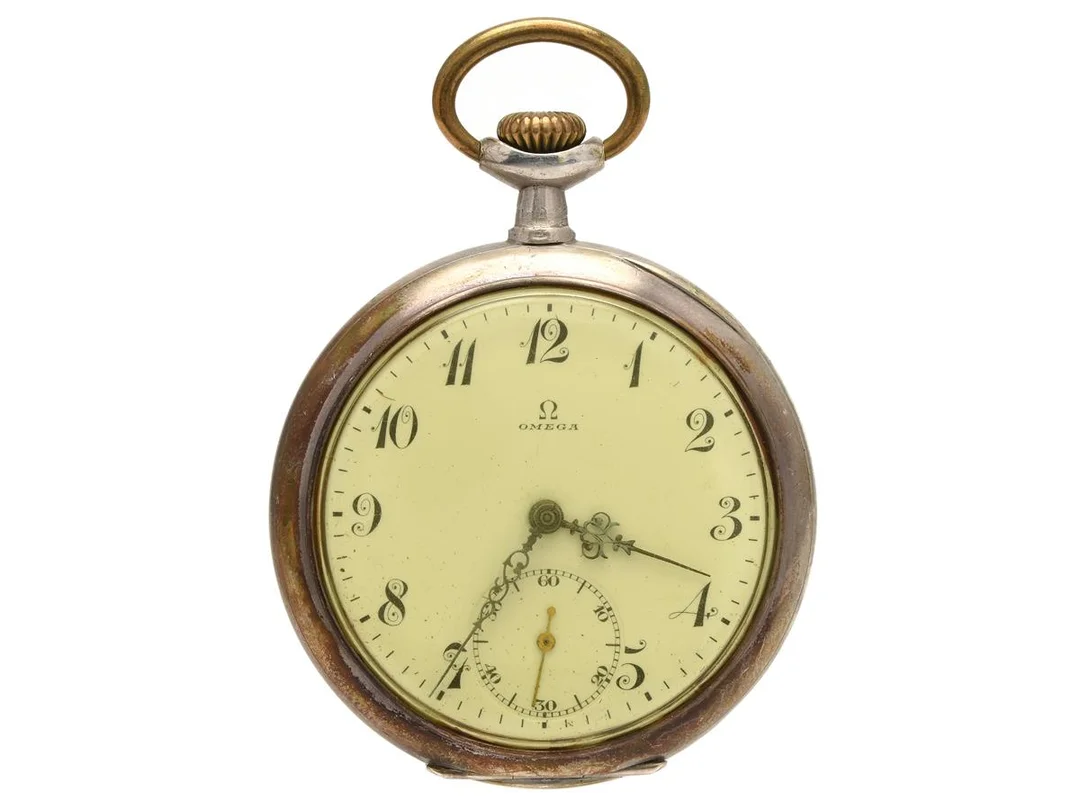 OMEGA, fickur, 51 mm, Serie nr. 5009613, Boett nr. 5811829, silve (0,800), ankargång, skadad urtavla, bucklor, ca 1917. — Klockor/Omega — Kaplans