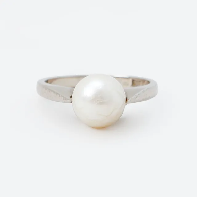 RING, 18k vitguld samt odlad pärla, vikt ca 4,4 gram.