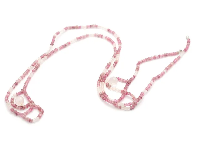 COLLIER, troligen rosenkvarts och rosa turmaliner, längd 79 cm, dobbar, ej lås, passar till Ole Lynggaardlås.