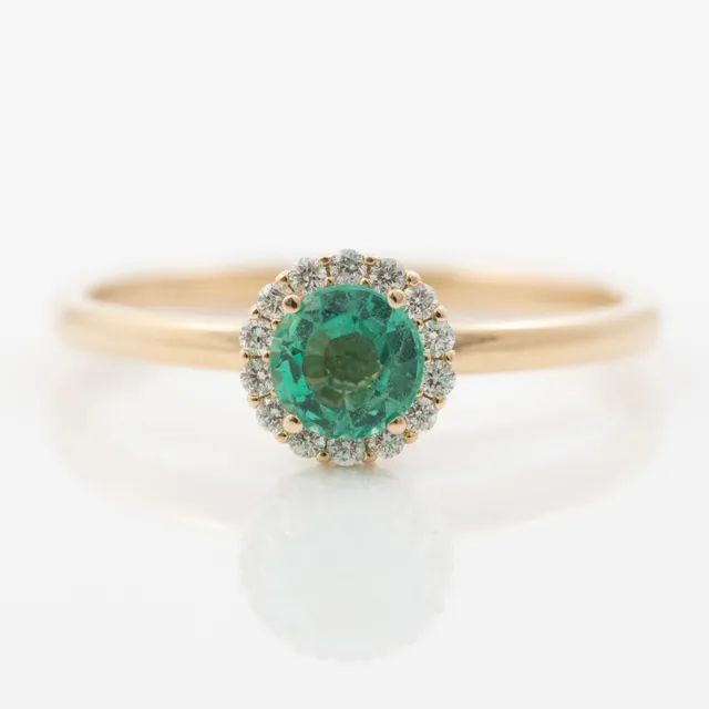 Ring 14K guld med smaragd och små briljantslipade diamanter.