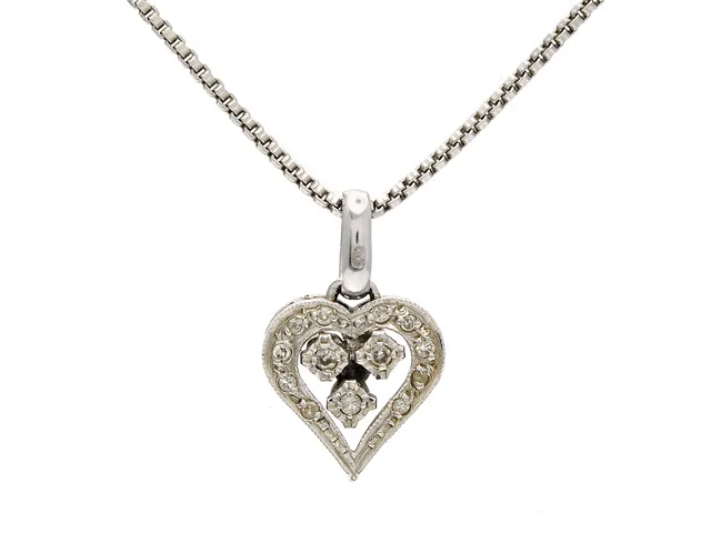 HÄNGE/KEDJA, 18K vitguld, hjärta, åttkantslipade diamanter ca 0,10 ctv, längd 38 cm, vikt 4,3 g, en diamant skadad.