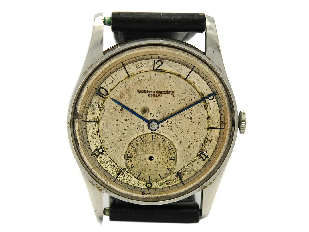 VACHERON & CONSTANTIN, Genève, herrur, 33 mm, Cal 453, Serie nr. 440799, Boett nr. 276259, 44, stål, manuell, skadad urtavla, liten sekundvisare saknas, glasring saknas, glas saknas, defekt, gravyr, läderband, ca 1944. — Klockor/Vacheron Constantin — Kaplans