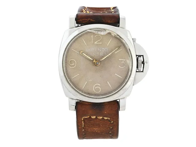 PANERAI, Luminor, s.k. "Tropical Dial", Cal 618 (Rolex), Serie nr. 124735, Ref nr. 6152-1, herrur, 46 (53,5) mm, stål, manuell, plexiglas (skadat), boett/urverk tillverkad av Rolex, läderband, ca 1955-1960. Se fördjupad information för mer detaljer.
