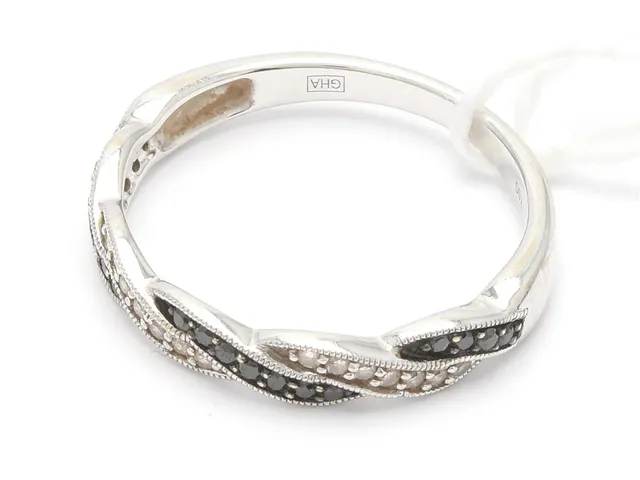 Ring 18K vitguld 2,4g Ø17, med diamanter 18xca0,005ct, Stämplad GHA