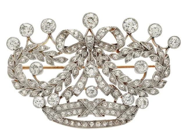 BROSCH, 18K guld/platina, krona, 148 gammalslipade diamanter ca 8,70 ctv, ca TW-Ca(F-M)/VS-P, 6,3x4,3 cm, vikt 33,1 g, senare nål i 14K guld, ena fattningen något sned, flera diamanter med nagg och skador.