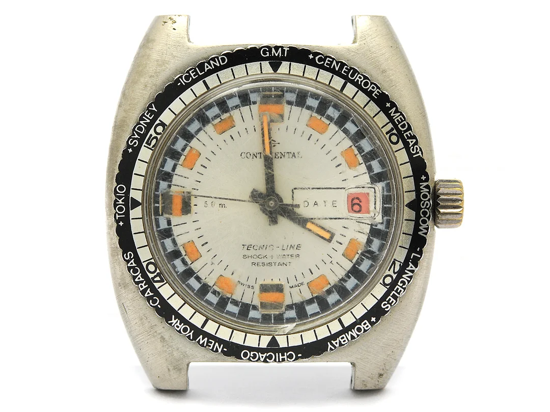 CONTINENTAL, Tecnic-Line, Cal EB 8810, Boett nr. T 2530 A, herrur, 38,5 mm, vitmetall, manuell, plexiglas, datum, GMT, skadad urtavla, defekt, skadad boett, ca 1970. — Klockor/Övriga klockor — Kaplans