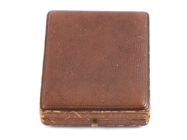 FICKURSETUI, Vacheron & Constantin, Geneve, brun, 80 x 101 mm, ca 1890, skadad.