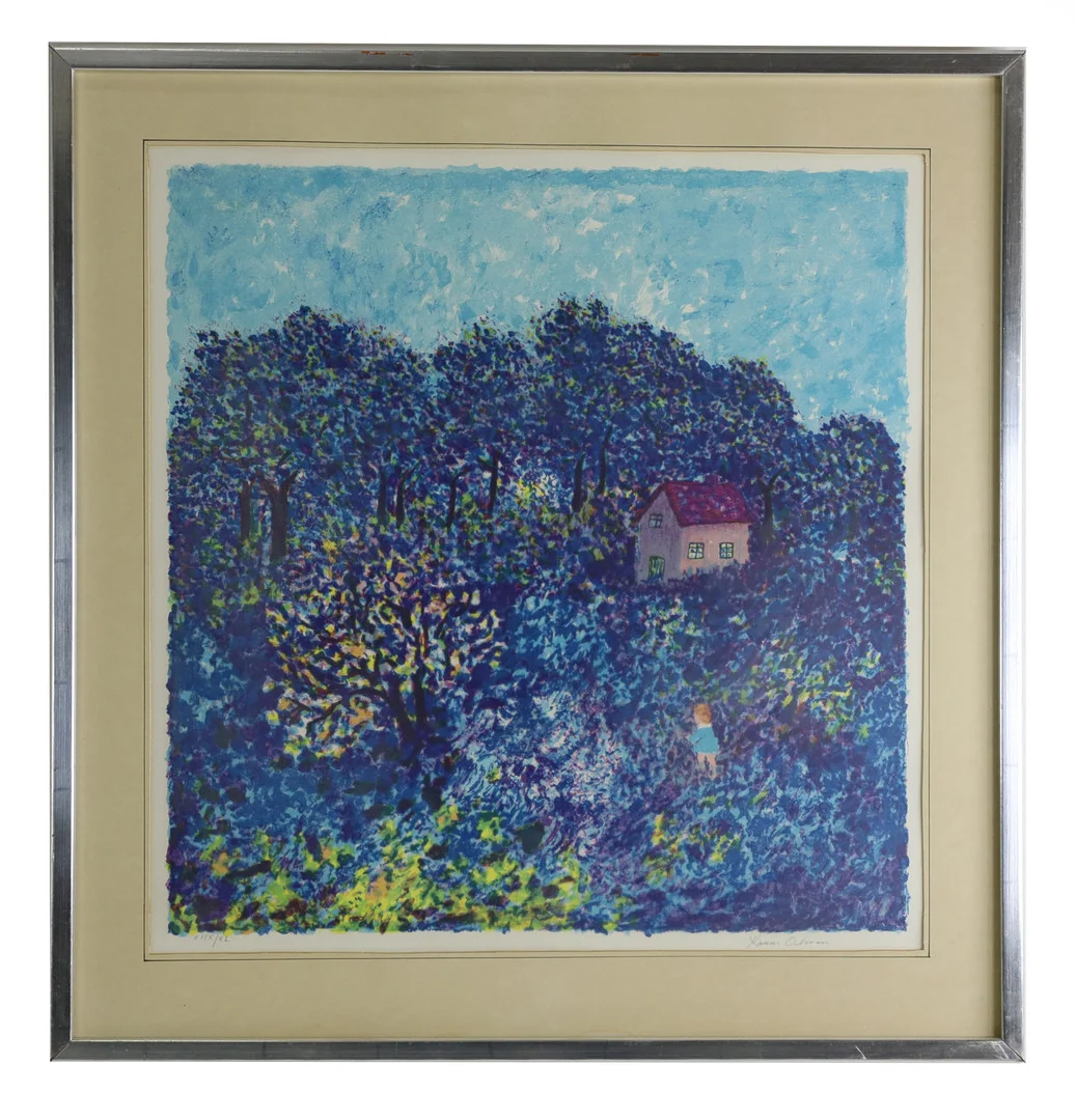KARIN OLSSON. Färglitografi, rosa hus och ett barn vid blå buskar. Signerad och numrerad XIIX/XL. — Engravings & Prints — Hälsinglands Auktionsverk