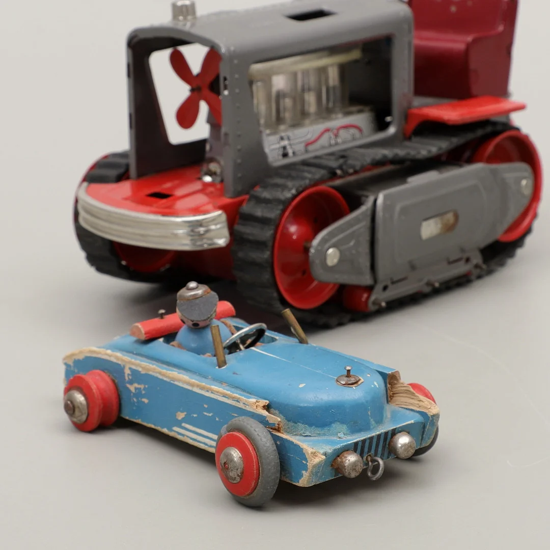 TRAKTOR OCH BIL, Mikki och Piston Robot Tractor, 1950/60-tal. — Model cars — Växjö Auktionskammare