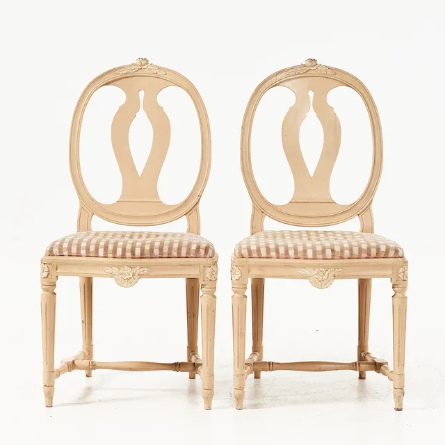 STOLAR, 1 par, gustaviansk stil, svenska modellen, skuren dekor, bemålade, 1900-talets slut.