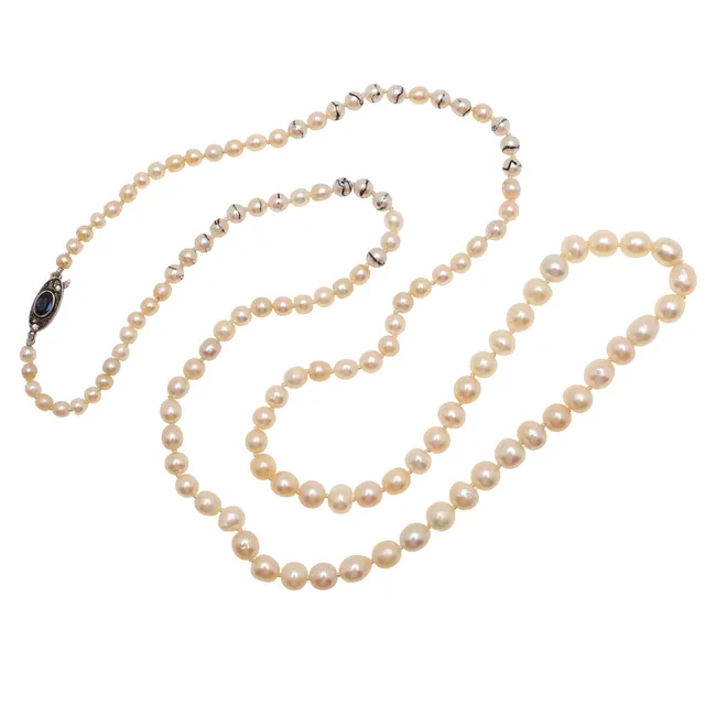 A SINGLE ROW GRADUATED NATURAL PEARL NECKLACE.