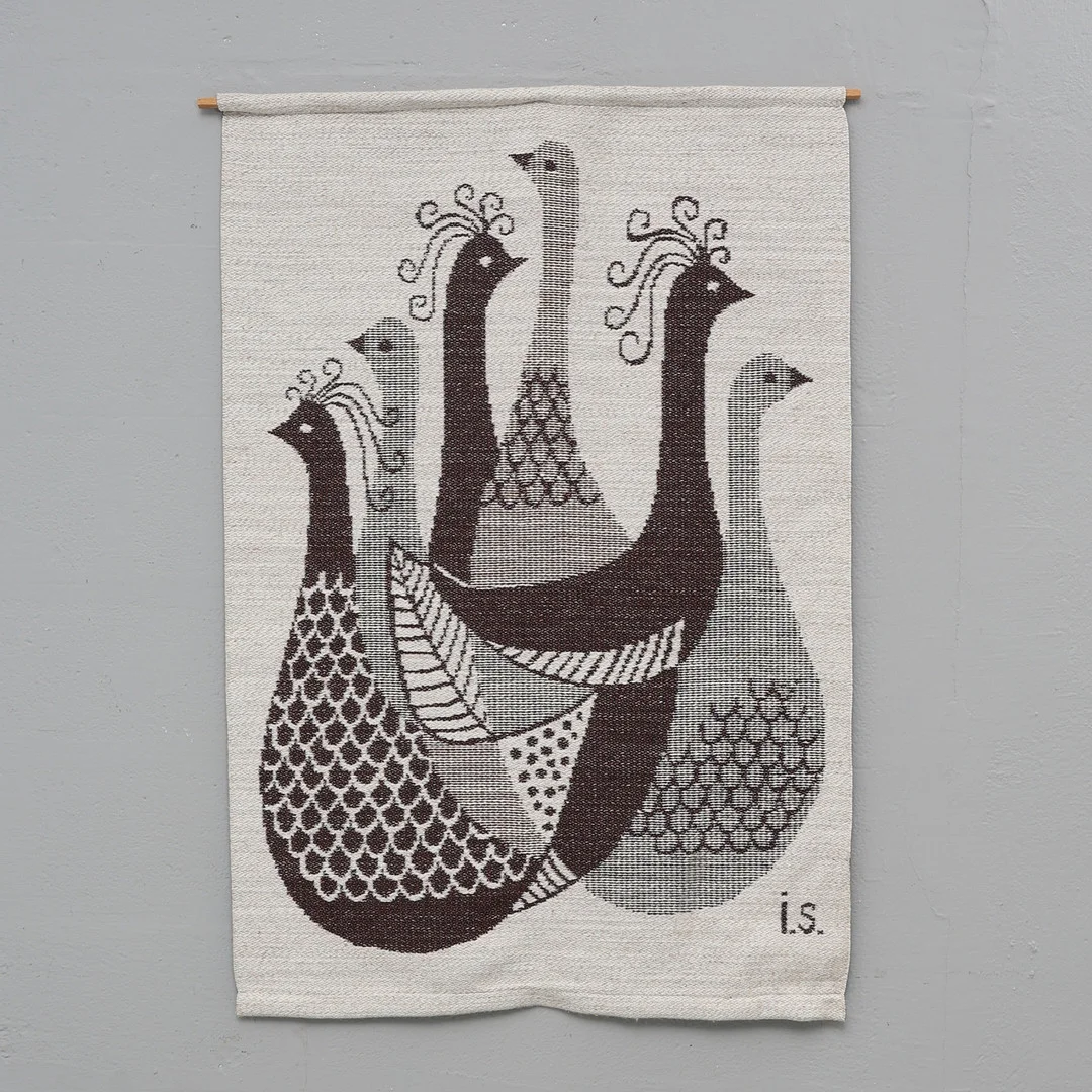 INGALILL SKOGLUND. Väggbonad, ”Fågeldansen”, AB Borås Jacquard, monogramsignerad, ettikettmärkt. — Textiles — Gomér & Andersson Jönköping
